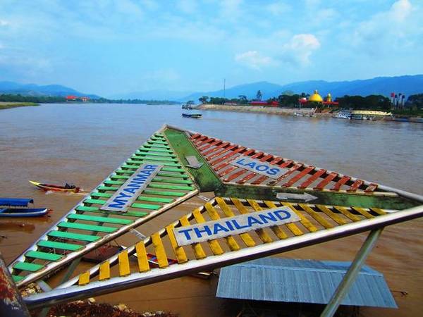 <strong>Myanmar, Lào và Thái Lan: </strong> Nơi giáp ranh giữa ba nước Đông Nam Á này nằm trên sông Mekong, còn được biết đến với tên gọi Tam Giác Vàng. Trước kia, vùng đất này nổi tiếng trồng thuốc phiện nhưng ngày nay là khu du lịch sinh thái lý tưởng.