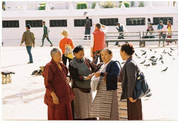 Những người phụ nữ Tây Tạng trò chuyện quanh tháp. Xung quanh khu vực Bouddhanath có rất nhiều người Tây Tạng sinh sống.