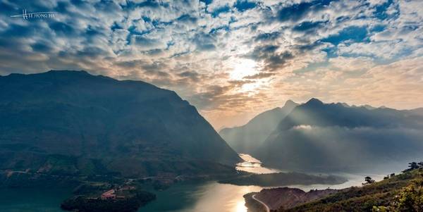 Ngã ba nơi giao nhau giữa hai con sông Đà và Nậm Na. Theo người dân địa phương, một năm chỉ vài ngày là mặt trời mọc từ chính giữa chữ V rất đẹp. Khi đó, mặt trời thấp nhất so với những dãy núi xung quanh tạo thành một cảnh tượng kỳ thú.