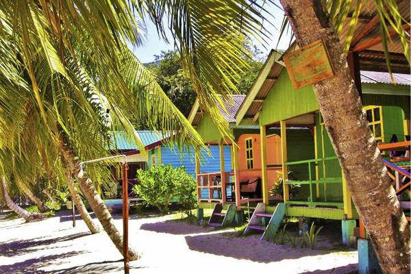 <strong>Tioman, Malaysia: </strong>Từng được tạp chí Time bình chọn là một trong những hòn đảo đẹp nhất thế giới, Tioman thu hút du khách với những bãi cát trắng trải dài và vùng biển xanh trong, ấm áp, bao bọc lấy khu rừng nguyên sinh ở giữa. Với hình dáng tựa một con rồng đang cuộn mình bảo vệ cho vùng biển, đảo Tioman sẽ mang đến cho du khách những trải nghiệm thú vị như leo núi, lặn biển hay trekking ngắm những loài động vật hoang dã. Ảnh: Lonelyplanet