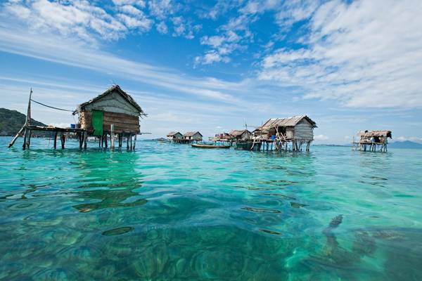 Ngôi làng nổi của người Bajau - bộ tộc du mục trên biển - ở Semporna, một trong những vùng biển đẹp nhất thế giới ở Malaysia. Ảnh: Réhahn Croquevielle/Business Insider.
