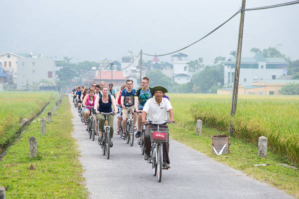 Thong dong đạp xe khám phá khu vực xung quanh.