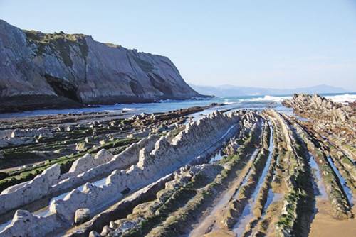  Bãi biển Zumaia với những lớp đá hình răng cưa. Ảnh: J.L. Lazkano