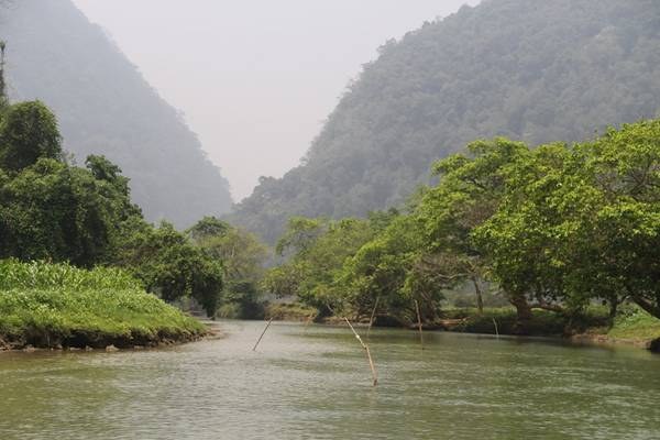 Nắng sớm mùa hạ cùng với sương mờ trên vách núi sẽ khiến cho khung cảnh bên hồ thêm huyền ảo. Trong hình là một đoạn sông Năng dẫn vào thác Đầu Đẳng. Hai bên là vạch núi dựng đứng. Mép sông là những hàng cây cổ thụ ngả bóng xuống mặt nước vô cùng tuyệt đẹp.