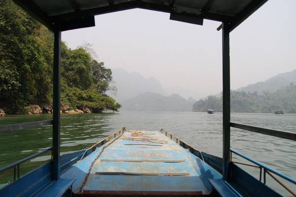 Phương tiện chở khách trên hồ là thuyền máy mô phỏng thuyền độc mộc xưa của người dân tộc Tày. Bạn có thể thuê một chiếc thuyền khám phá những thắng cảnh ở Ba Bể cả ngày.