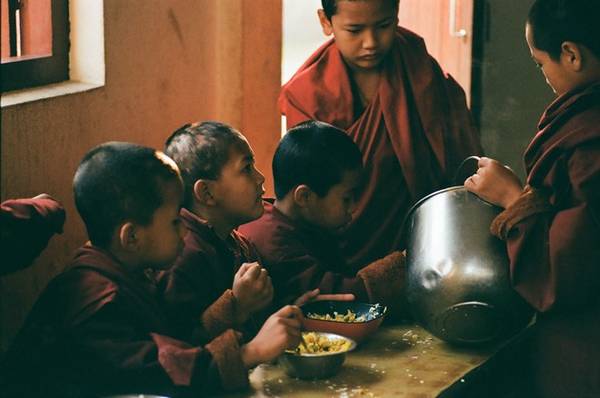 Duy trì truyền thống, Phật giáo Tây Tạng khi hoằng truyền rộng khắp sang các nước vùng Himalaya vẫn giữ hệ thống giáo dục kiến thức và giáo lý nghiêm ngặt. Từ lứa tuổi rất nhỏ, các Lama khi vào tu viện đã được đào tạo bài bản. Trong ảnh là một bữa ăn của các tiểu Lama ở tu viện Kanying.