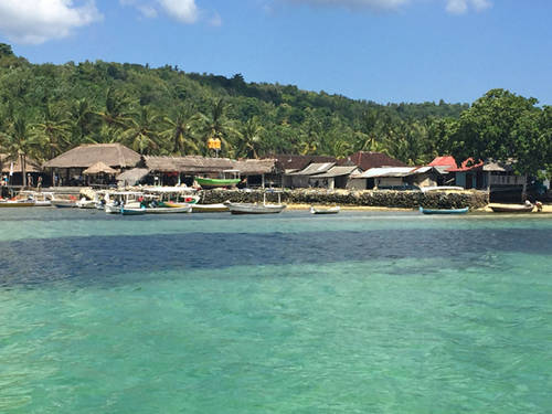 Khám phá các hòn đảo xung quanh: Bên cạnh hòn đảo Bali xinh đẹp, du khách có thể lựa chọn ghé thăm những hòn đảo khác ngoài khơi phía Nam như Nusa Ceningan, Nusa Lembongan, Nusa Penida. Đây là các địa điểm lý tưởng cho bạn tận hưởng khung cảnh yên bình và làn nước trong xanh đặc trưng của vùng biển nhiệt đới.