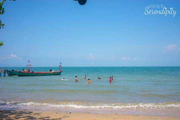 Koh Tonsay, Campuchia: Koh Tonsay hay còn gọi là đảo Thỏ nằm cách thành phố Kep khoảng 4,6 km. Đặc biệt so với Koh Rong,  Koh Tonsay vẫn còn khá hoang sơ vì chưa nhiều du khách tìm đến. Ngay khi đặt chân đến Koh Tonsay, bạn sẽ cảm nhận được bầu không khí dễ chịu, cây cối tươi tốt, biển trong xanh, bãi cát trắng, sóng gợn nhẹ, nhiều loài san hô và nhiều sinh vật biển phong phú. Ảnh: alifefullofserendipity