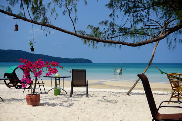 <strong>Koh Rong Samloem, Campuchia:</strong> So với Koh Rong thì Koh Rong Samloem là một hòn đảo khá nhỏ, không có khu dân cư, chỉ có các những căn nhà gỗ nhỏ nằm sát ven biển rải rác trên đảo mà phần lớn là do người châu Âu xây dựng và quản lý. Ảnh: dontforgettomove.com