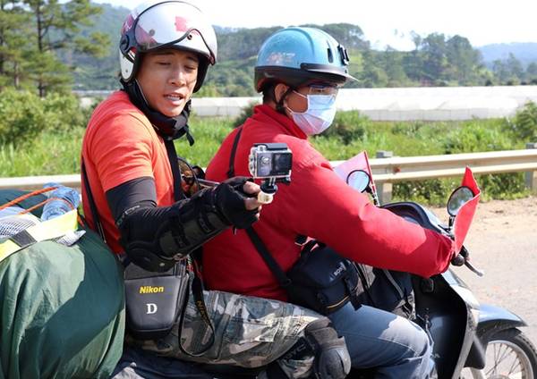 Có sở thích quay phim, tranh thủ thời gian không phải làm “xế”, Linh Sơn có thể ghi hình mọi lúc mọi nơi cảnh đẹp, những kỷ niệm với các bạn đồng hành trong chuyến hành trình của mình. Trong và sau hành trình, anh dựng nhiều clip ý nghĩa về những nơi mình đi qua, những trải nghiệm mình có được. Anh tâm sự, ngoài việc làm diễn viên anh mơ ước sau này có thể trở thành đạo diễn hay nhà sản xuất. 