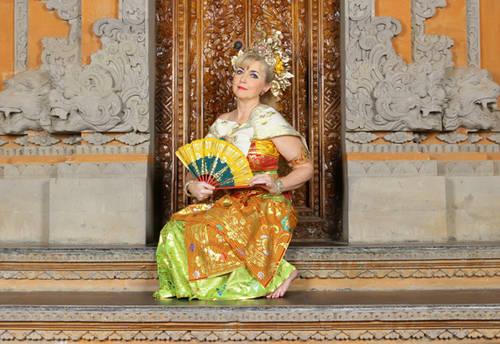 Trở thành một công chúa Bali: Với hàng trăm bộ trang phục truyền thống, bạn có thể trở thành công chúa Bali trong một giờ đồng hồ. Khoác lên mình bộ cánh rực rỡ kèm theo lớp trang điểm với phong cách của người Bali, bạn đã sẵn sàng cho buổi chụp hình thú vị của mình.