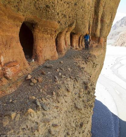 Các nhà khảo cổ tin rằng những hang động bí ẩn ở Mustang được sử dụng qua ba thời kỳ. Lần đầu tiên vào khoảng 3.000 năm trước với vai trò nơi chôn cất người chết. Sau đó là 1.000 năm trước, chúng trở thành nơi sinh sống, chủ yếu giúp người dân vương quốc Mustang thoát khỏi những kẻ xâm lược. Cuối cùng, vào những năm 1400, hầu hết người dân chuyển tới những ngôi làng dưới thung lũng và hang động trở thành nơi để thiền.