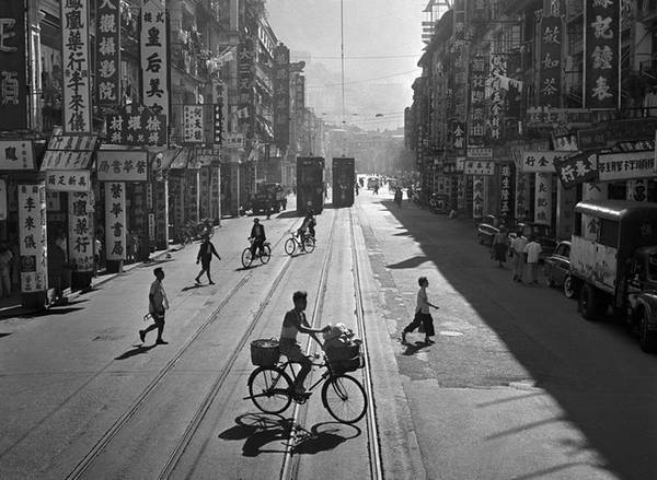 Nhiếp ảnh gia nhiều lần đạt giải thưởng, Fan Ho, tới Hong Kong năm 1949 và ghi lại những hình ảnh hiếm có của các đô thị phồn hoa thế kỷ trước. 