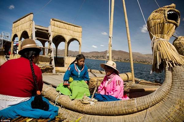 Đây là phương tiện có thiết kế độc đáo trên hồ Titicaca ở Peru, cách mực nước biển 3.810m. 