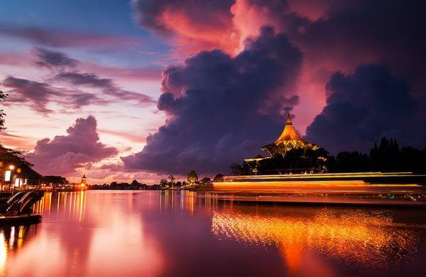 Hoàng hôn buông trên khu Kuching Waterfront ở Sarawak, Malaysia. Ảnh: Sharkawi Che Din/National Geographic .