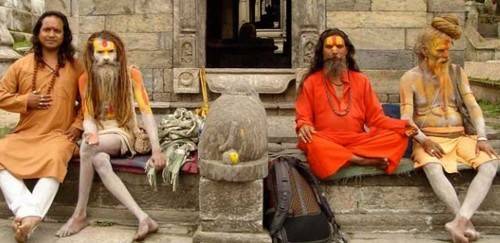 Tập tục kỳ lạ này là của người Aghori Babas sống ở Varanasi, Ấn Độ.