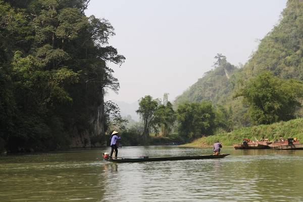 Ngoài ra, người dân còn mưu sinh bằng cách đánh bắt thủy sản trong hồ trên những con thuyền độc mộc truyền thống.