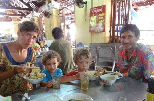 Gia đình Jerome thưởng thức các món ăn Việt Nam.