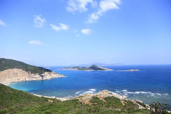 Biển Bình Tiên tuyệt đẹp. Xa xa là đảo Bình Hưng.
