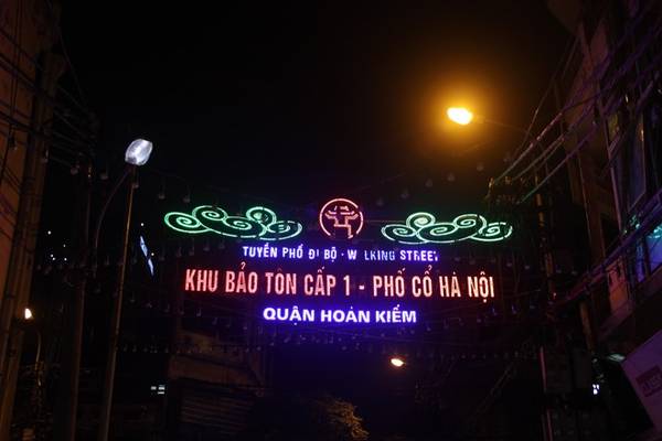 Cuối tuần là lúc các con phố biến thành phố đi bộ.