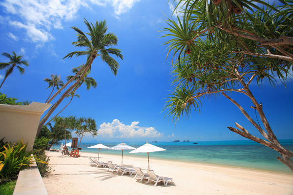 Koh Samui, Thái Lan: Đảo Koh Samui thuộc tỉnh Surat Thani, nằm ở ngoài khơi bờ biển Đông Kra Isthmus ở Thái Lan. Đây là hòn đảo nổi tiếng với những bãi biển đẹp, cảnh quan hùng vĩ, nhiều hoạt động vui chơi giải trí thú vị và nhiều khu mua sắm. Do phát triển du lịch nên nơi đây có rất nhiều resort, khách sạn đến bungalow sát biển đạt tiêu chuẩn 5 sao cung cấp đầy đủ mọi dịch vụ cho du khách. Ảnh: asiaemma.wordpress.com