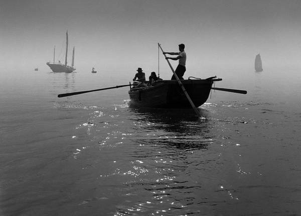 Fan Ho thích chụp lại những hoạt động thường ngày. Đây là lúc ngư dân đang chuẩn bị ra khơi đánh cá. 