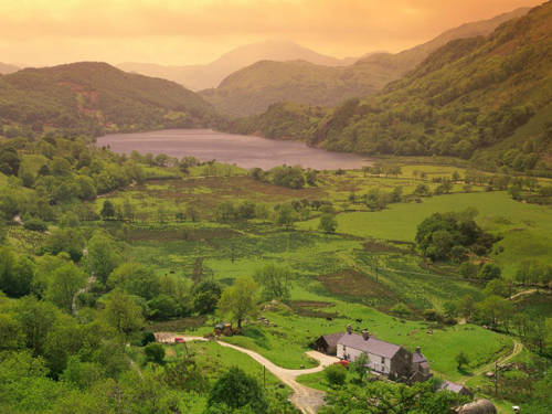 Tên thị trấn dài nhất ở châu Âu là Lanfairpwllgwyngyllgogerychwyrndrobwllllantysiliogogogoch nằm trên đảo Anglesey, Wales.