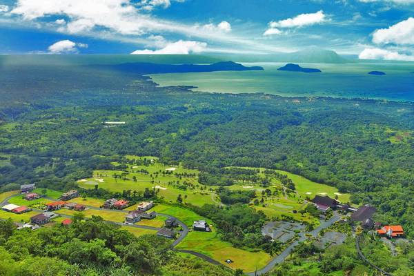 Tagaytay được thiên nhiên ưu ái cho nhiều tài nguyên thiên nhiên quý giá, vừa có rừng vàng, vừa có biển bạc, lại còn những động vật hoang dã quý hiếm, bao phủ cao nguyên này là cả một màu xanh của núi rừng và màu của nước trong xanh như ngọc. Ảnh: tagaytayhighlands.com