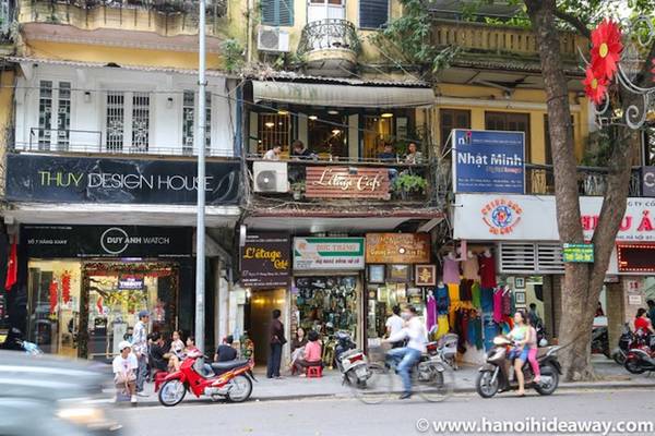 L’etage: Nhìn ra được hồ Hoàn Kiếm, L'etage là nơi rất hợp cho những người yêu thích góc ngồi thoáng. Quán có ban công nên khách ngồi đây sẽ ngắm được cả tháp rùa và đền Ngọc Sơn. L'etage phục vụ cả cà phê trứng, loại đồ uống pha từ trứng được đánh bông với sữa cùng cà phê. Các loại nước hoa quả tươi ở đây cũng đáng để lựa chọn.