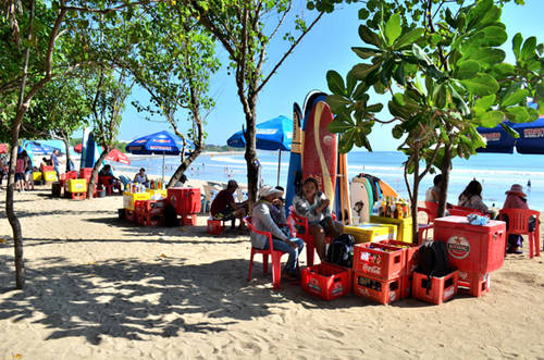 Đi dạo trên bãi biển Kuta: Kuta là một trong những điểm thu hút khách du lịch đầu tiên tại Bali. Nếu bạn là người yêu thích các bữa tiệc trên biển, đây là địa điểm lý tưởng cho bạn vì có nhiều cửa hàng, quán bar, nhà hàng và các hộp đêm. Khu vực trở nên đông đúc hơn vào dịp cuối tuần và những tháng cao điểm.
