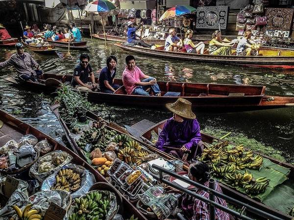 Thoát ra khỏi vòng an toàn: Hãy ra khỏi khách sạn và hòa mình vào văn hóa địa phương. Dùng bữa tại những nhà hàng xung quanh và thử các món ăn khác nhau.