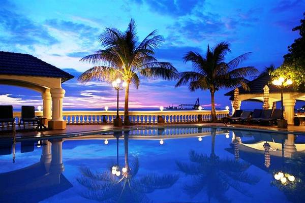 Hồ bơi xinh đẹp tại Lan Rừng Resort & Spa Vũng Tàu. Ảnh: iVIVU.com