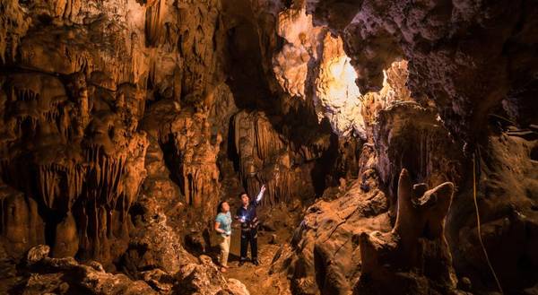 Hang Mỏ Luông còn có một tên gọi khác do người Thái Trắng đặt là Bó Luông. Bó Luông có nghĩa là mỏ nước lớn. Du lịch tới đây, du khách sẽ được người dân địa phương kể về câu truyện ly kỳ độc đáo, xoay quanh việc hình thành hang.