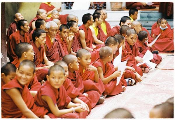  Xung quanh bảo tháp Bouddhanath có một hệ thống tu viện dày đặc với rất nhiều tăng sĩ. Trong hình là một buổi thực hành của các vị tăng ở tu viện Maitreya Gompa. Himalaya vẫn thường được gọi là “Land of Padmasambhava” (Vùng đất của Đức Liên Hoa Sinh). Đức Liên Hoa Sinh được coi là vị Tổ của Phật giáo Tây Tạng, mang giáo Pháp của Phật giáo từ Ấn Độ tới Tây Tạng, để rồi Phật giáo Tây Tạng phát triển rộng khắp vùng đất này.