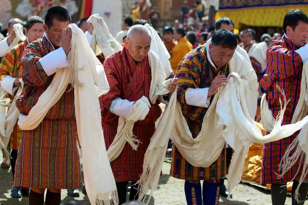 Người dân trong trang phục truyền thống tại đại lễ cầu nguyện. Ảnh: Margot Raggett