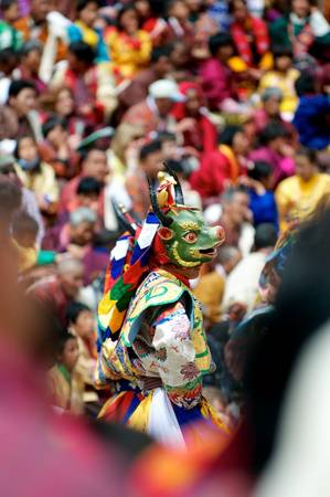  Tâm điểm của lễ Tsechu là điệu múa Cham - điệu múa sống động chỉ do đàn ông trình diễn. Người múa sẽ đeo mặt nạ rất ấn tượng và mặc quần áo đính nhiều đồ trang sức, diễn tả các câu chuyện về đạo đức và cuộc sống linh thiêng. Theo người dân nơi đây, điệu múa Cham được xem là một hình thức thiền và là cách để con người giao cảm với thần linh. Ảnh: Margot Raggett