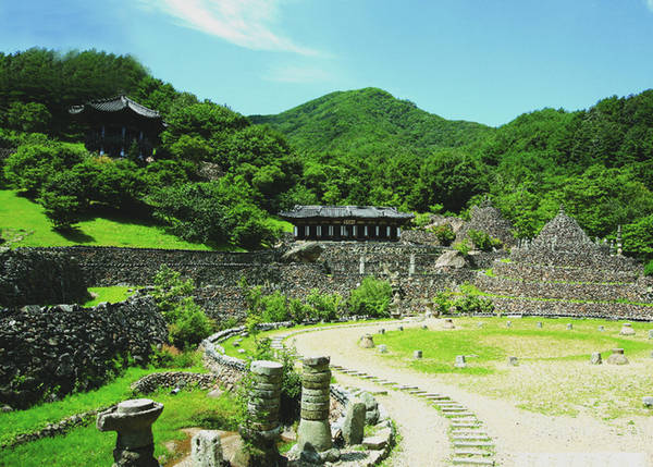 Đền chùa cổ là một trong những nét đẹp văn hóa nổi bật thu hút nhiều du khách khi đến tham quan thành phố này.