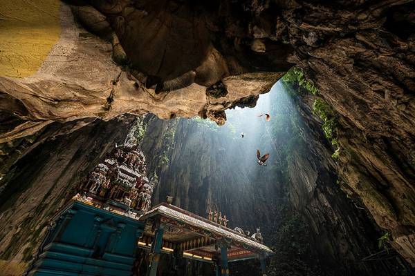 Hang Batu ở Gombak, Selangor, được bình chọn là một trong những hang động kỳ vĩ nhất thế giới. Ảnh: Dany Xeero/Bored Panda.