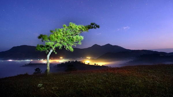 Ảnh chụp dãy Lang Biang từ đồi Thiên Phúc Đức lúc 5g sáng - Ảnh: H.T.
