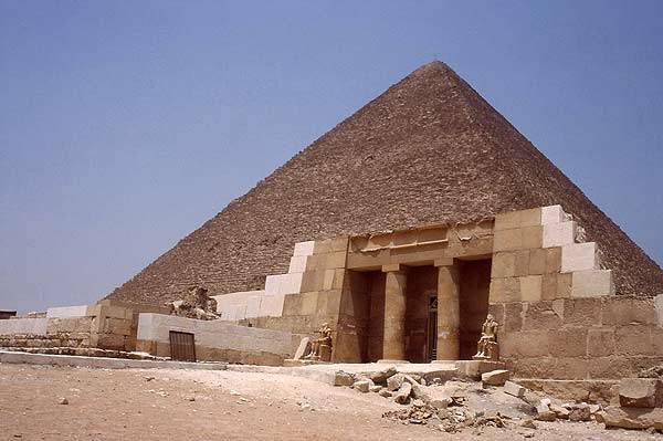 Công nhân kim tự tháp Giza đã được trả công bằng bia. Thời bấy giờ, nước sông Nile vẫn chưa hoàn toàn có thể uống được và công nhân được chia bia trong bữa ăn của họ ba lần một ngày.