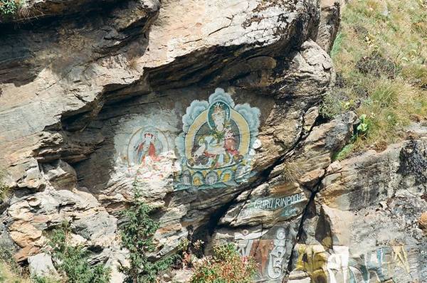 Đức Liên Hoa Sinh cũng được biết đến với danh xưng Guru Rinpoche. Người dân vùng thung lũng Khumbu vẽ hình ngài trên một vách núi cao. 