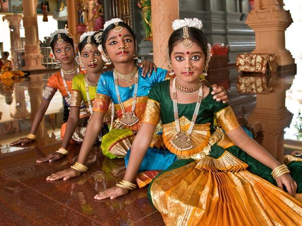 Các vũ công nhí mặc trang phục truyền thống trong một buổi biểu diễn tại đền. Ảnh: Sanjay Kumar Kawauchi/ National Geographic.