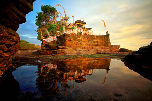 Tham quan các ngôi đền: Được mệnh danh là mảnh đất của 1.000 ngôi đền, Bali thực chất có đến hơn 20.000 ngôi đền quanh đảo. Nổi tiếng nhất trong số đó là đền Pura Beskih tại núi Agung. Ngoài ra, bạn nên ghé thăm ngôi đền Pura Tanah Lot nằm bên bờ biển với khung cảnh rực rỡ trong ánh hoàng hôn.