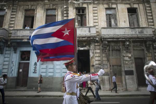 Người lính Cuba dẫn đầu một đoàn diễu hành tưởng niệm những học sinh đã thiệt mạng trong cuộc chiến chống lại Tây Ban Nha.