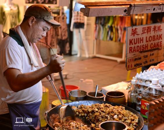Người bán hàng ăn trên hè phố Melaka. Ảnh: Graeme Port .