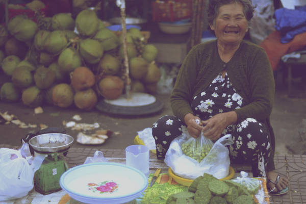 Tại đây, không nơi nào thích hợp mua sắm hơn chợ Côn Đảo, nơi bắt đầu ngày mới sớm nhất trên đảo. Chợ họp mỗi ngày hai phiên, buổi sáng từ 4h hoặc 5h tới 11h và khoảng 15h đến sập tối. Ảnh: Frenchydiary