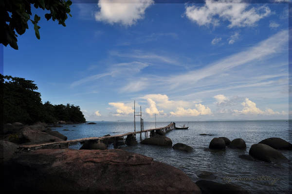 Ngày nay, ngoài sự hiếu kỳ từ tên gọi, người ta còn đến đảo Hải Tặc để khám phá một vẻ đẹp hoang sơ hiếm có. Ảnh: Hovinhthang/ vnphoto.net