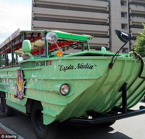 Xe Boston’s Duck Tour sẽ đưa du khách đi quanh thành phố trên 4 bánh