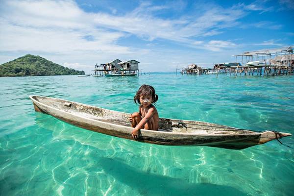 Những đứa trẻ người Bajau học bơi lặn và sử dụng thuyền từ khi còn nhỏ. Ảnh: Réhahn Croquevielle/Business Insider.