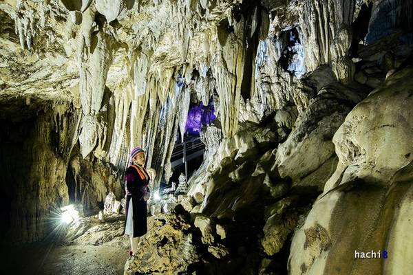 Huyện Quản Bạ mở cửa chào đón du khách vào tham quan hang Lùng Khúy từ ngày 12/11/2015, thu hút gần 200 lượt du khách trong và ngoài nước. Vé cho một người vào hang là 50.000 đồng. 